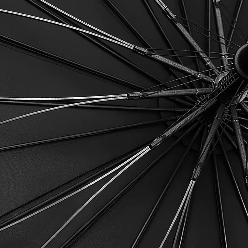 Sorélane Arceau : détail du parapluie noir.