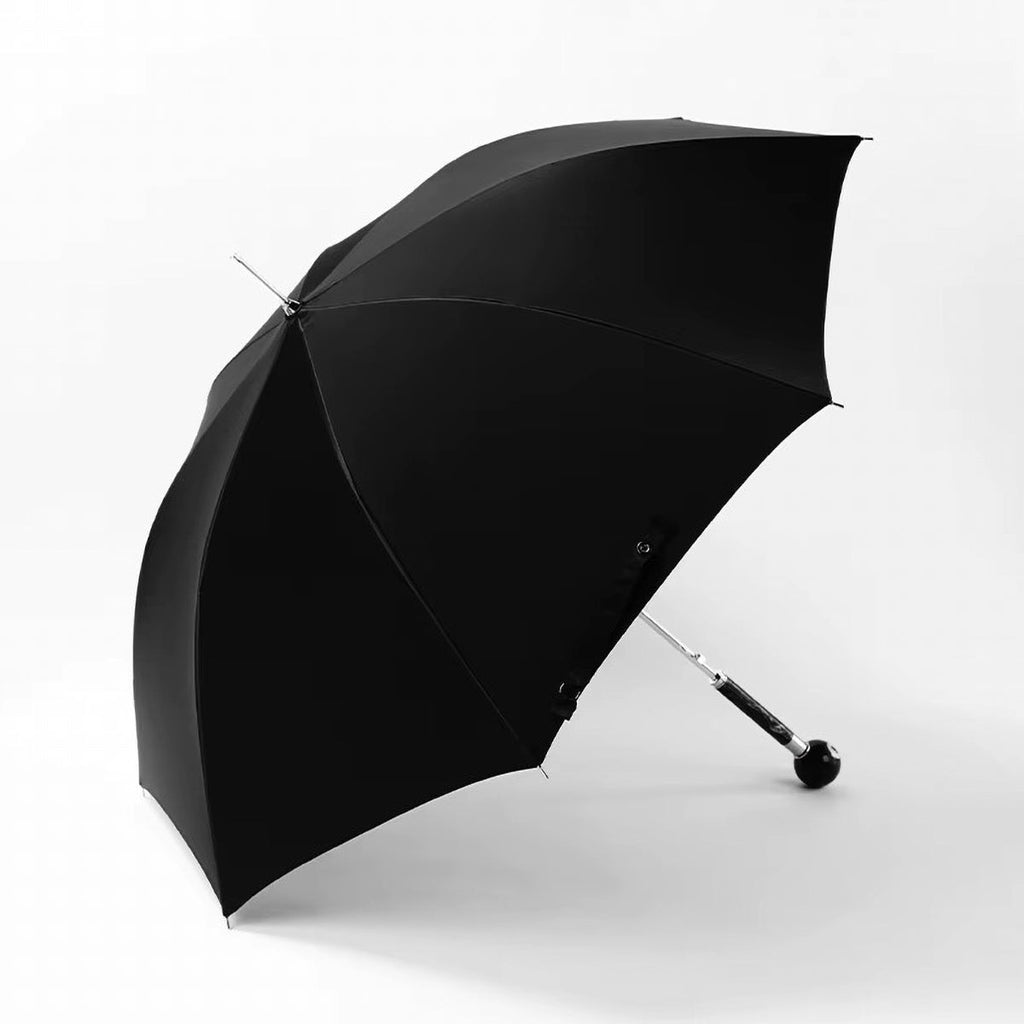 Sorélane Huit : parapluie noir ouvert en biais.