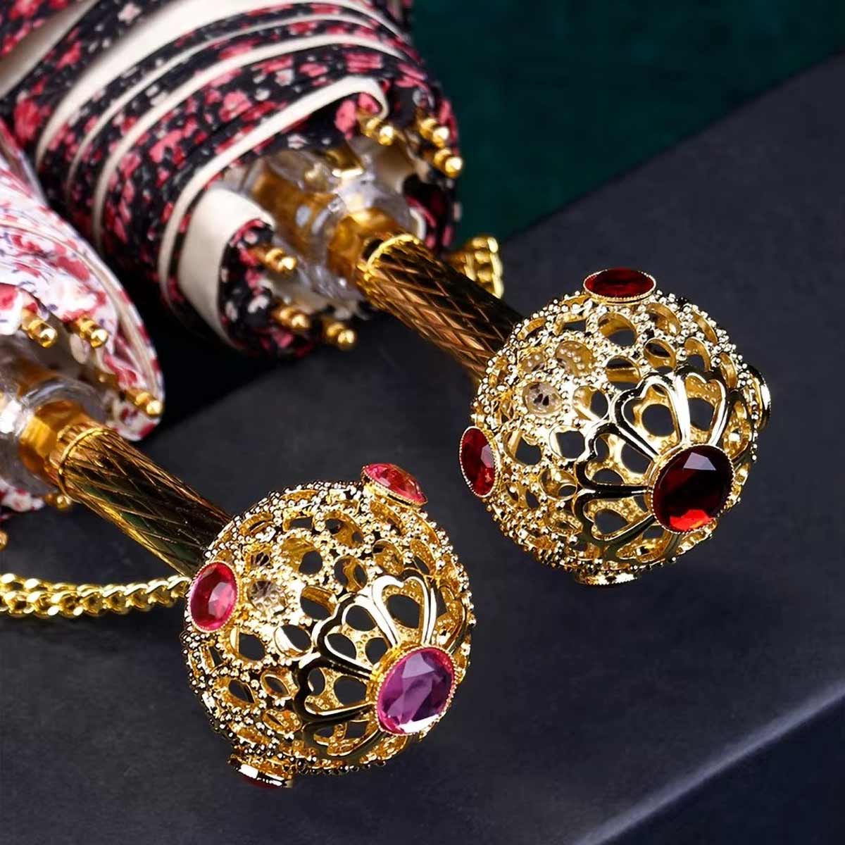 Sorélane Floraison : pommeau doré ajouré et chaînette.