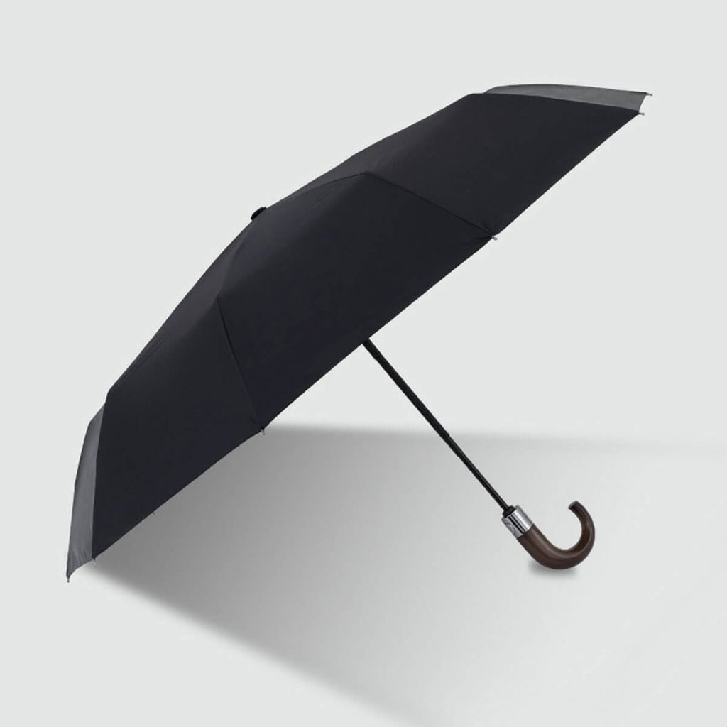 Sorélane Passage : parapluie noir ouvert.