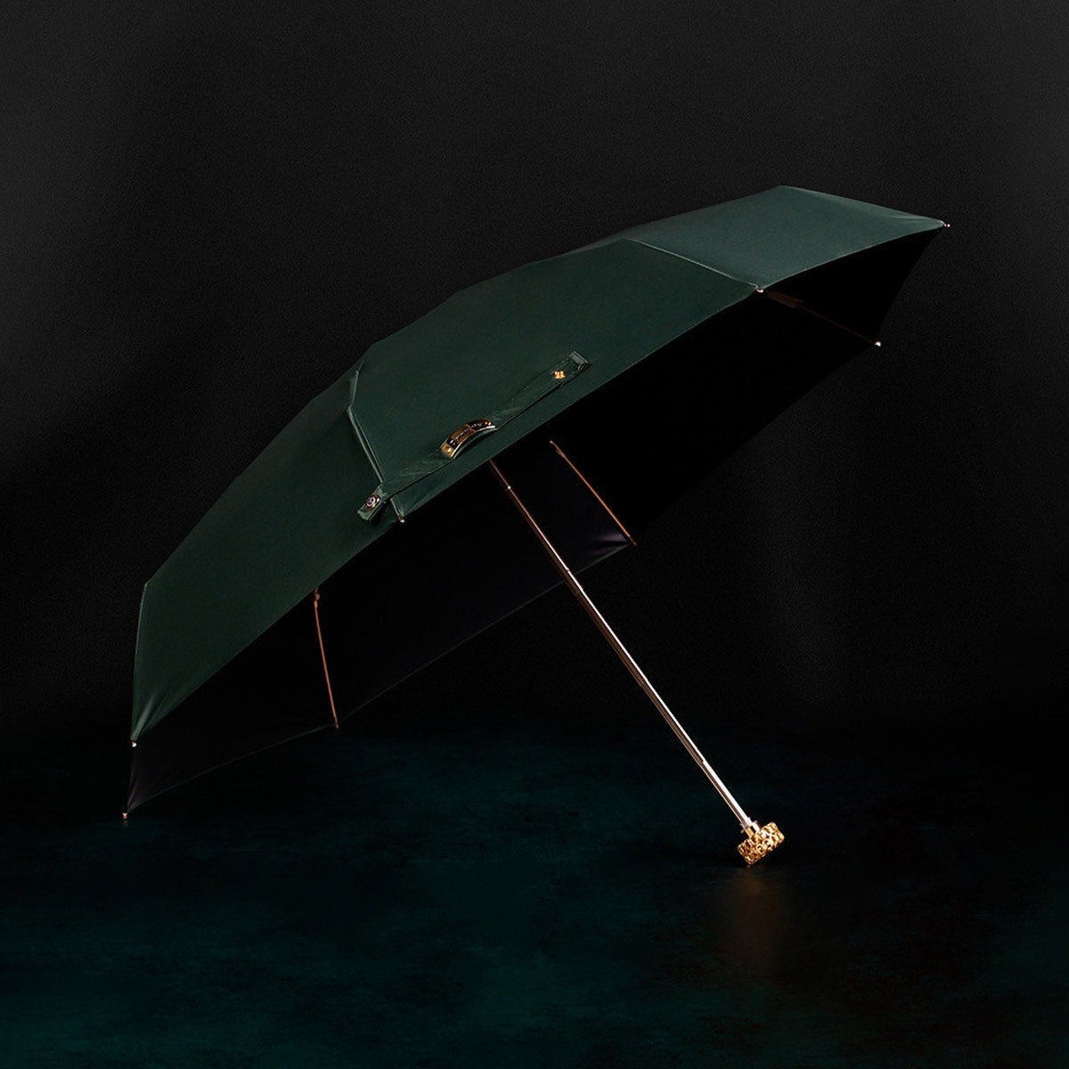 Sorélane Éclat : parapluie vert ouvert.