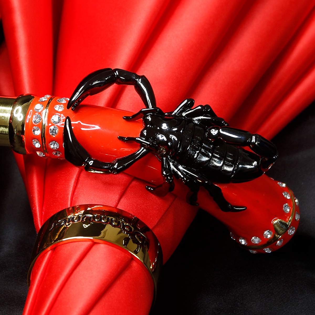 Sorélane Dard : scorpion noir sur la poignée rouge.