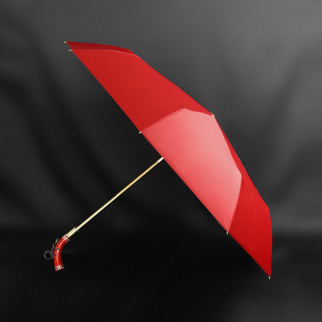 Sorélane Dard : parapluie rouge ouvert.