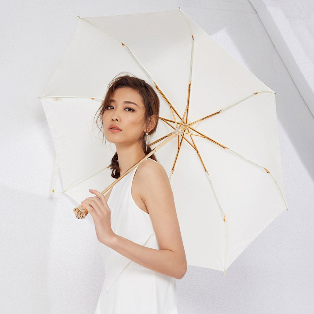 Sorélane Rosée : parapluie blanc porté.