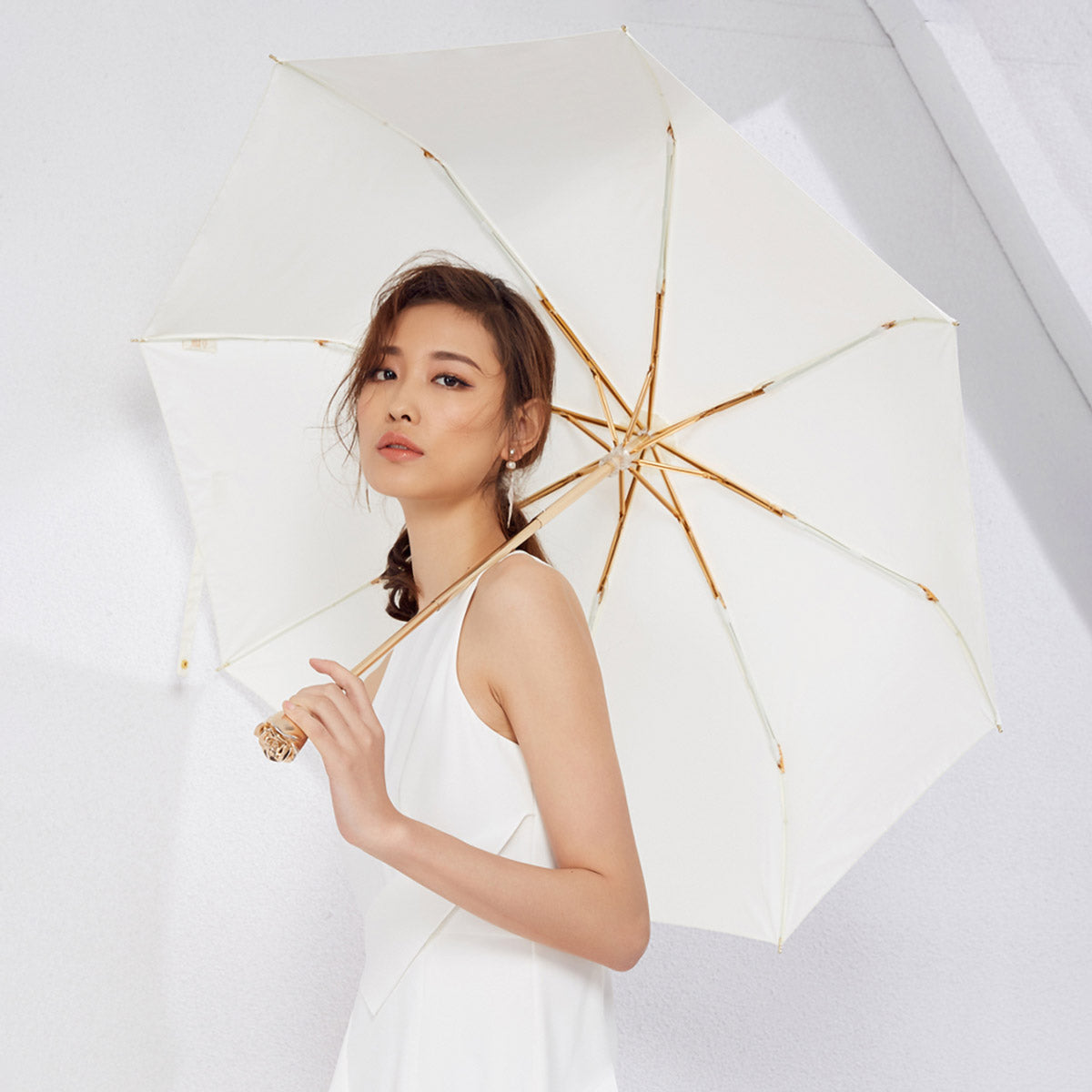 Sorélane Rosée : parapluie blanc porté.