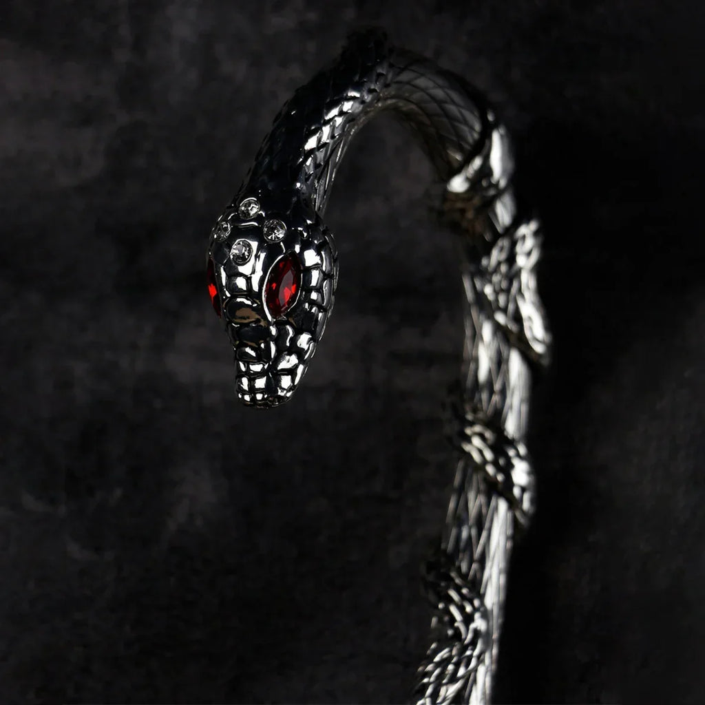 Sorélane Serpentin : tête de serpent aux yeux rouges.