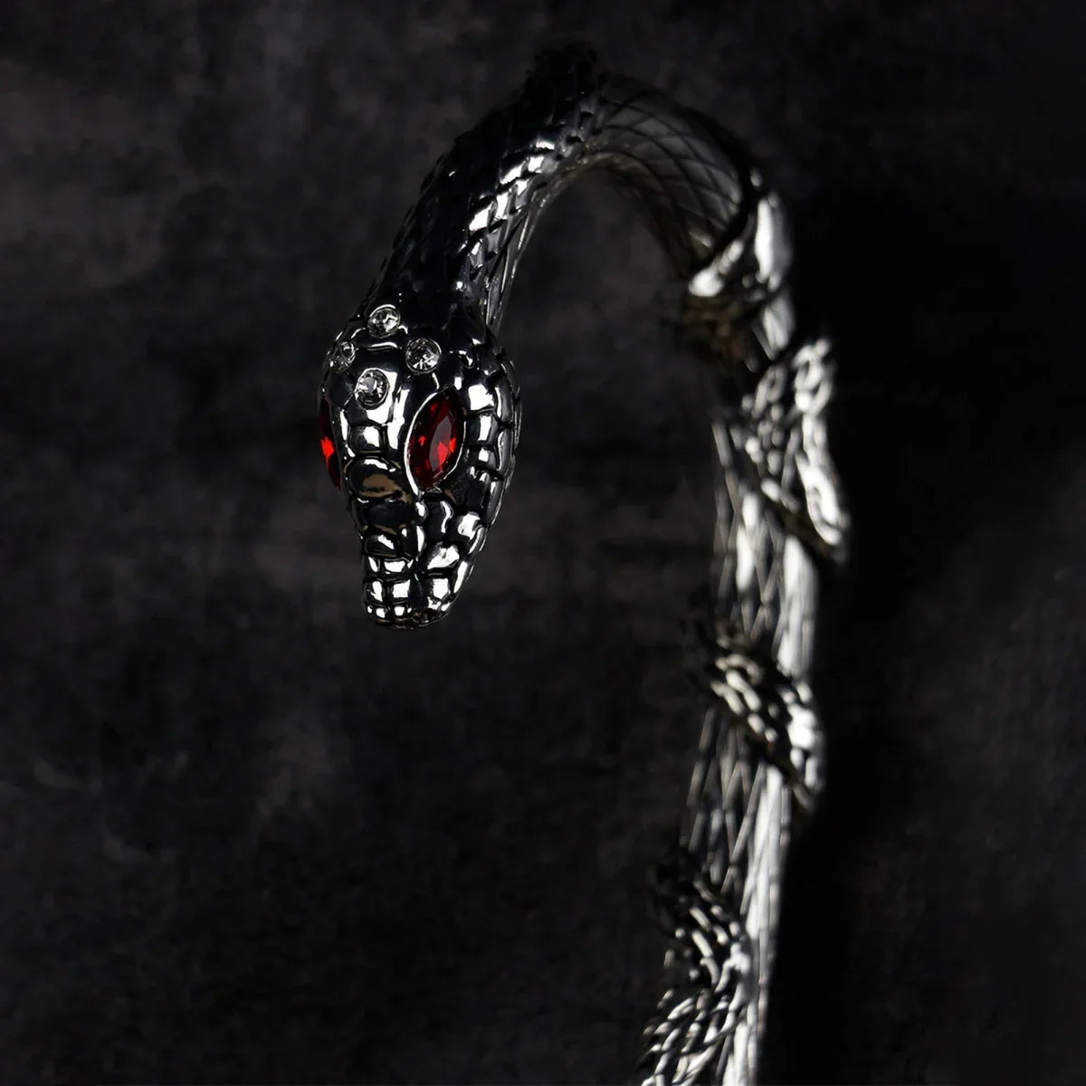Sorélane Serpentin : tête de serpent aux yeux rouges.
