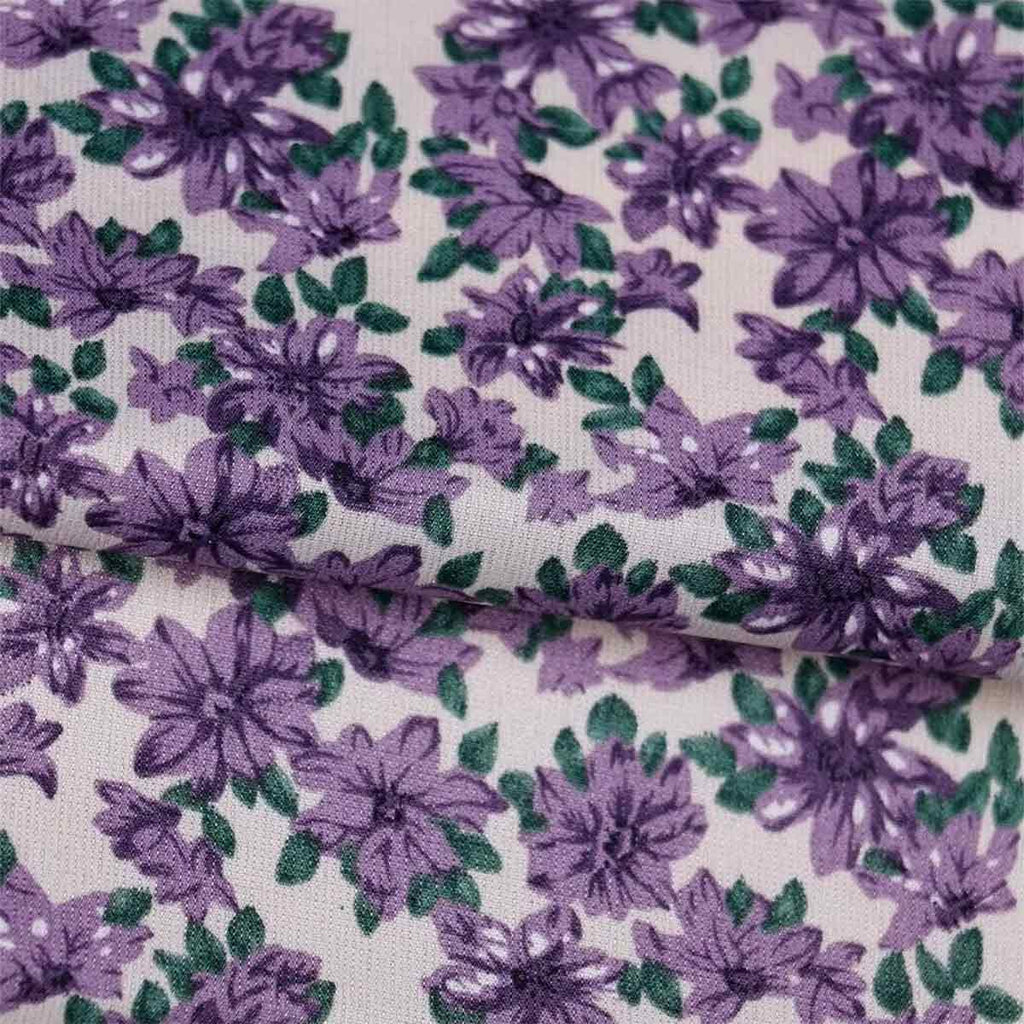 Sorélane Violette : gros plan des fleurs violettes et feuilles vertes.