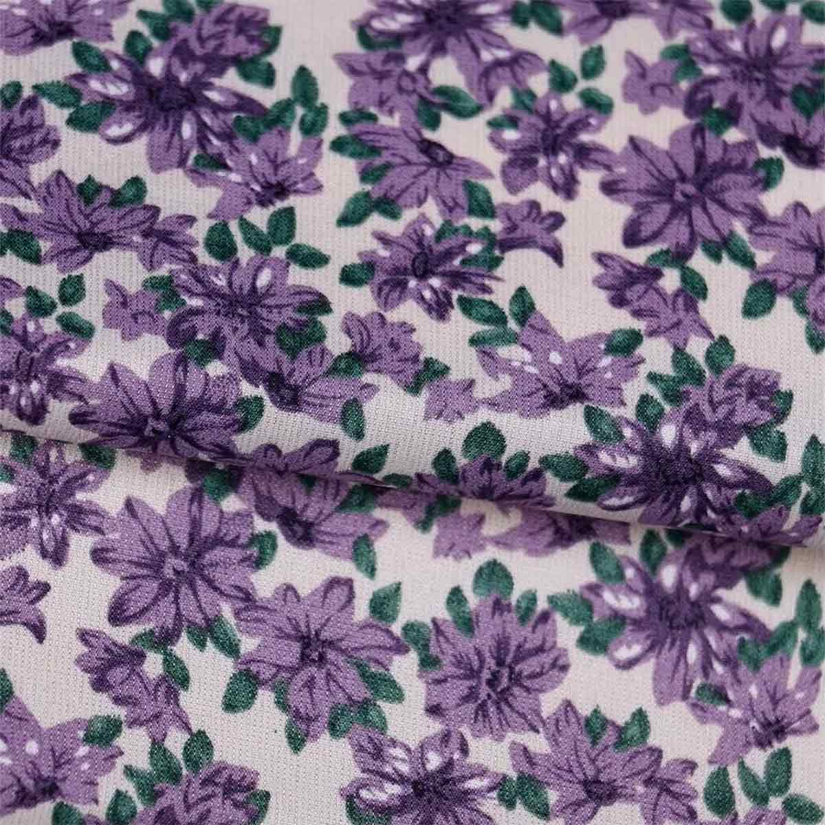 Sorélane Violette : gros plan des fleurs violettes et feuilles vertes.
