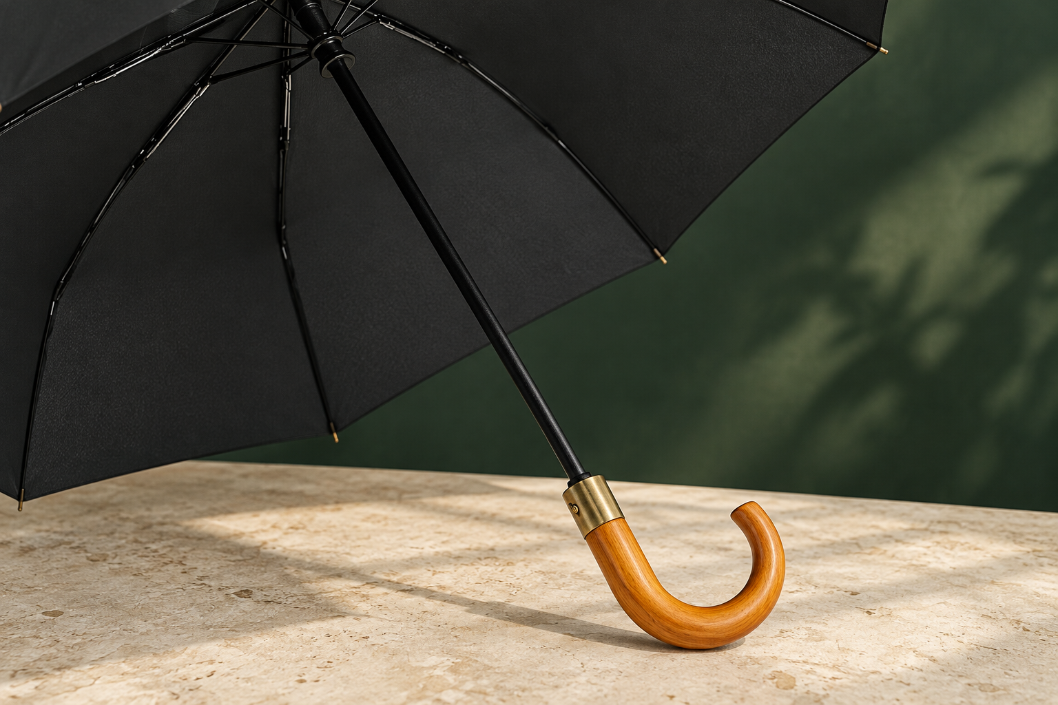 Illustration d’un parapluie noir avec une poignée courbe en bois sur une surface en pierre.